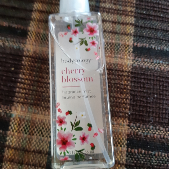 Ipsy bag with four items - Picture 4 of 6